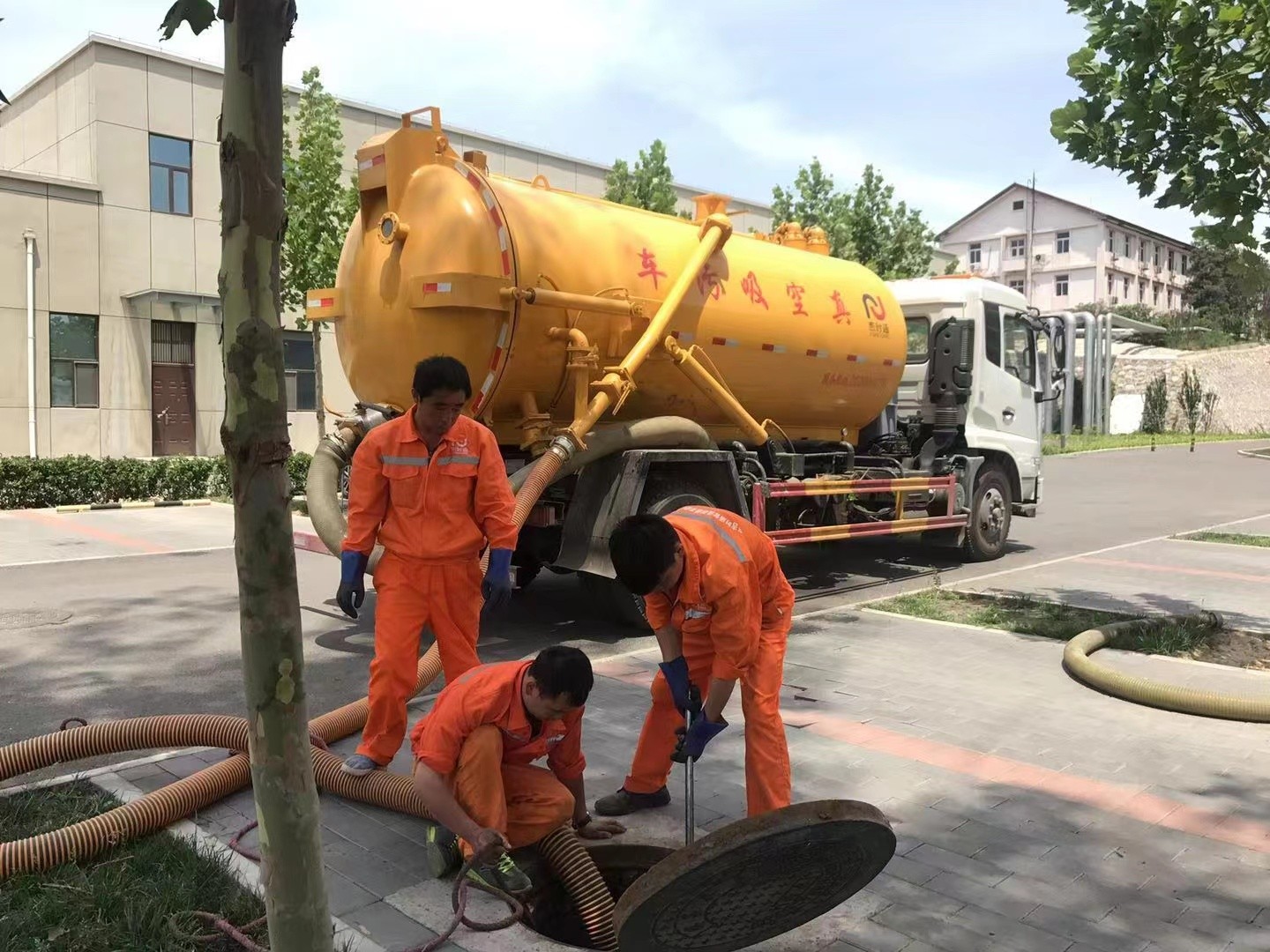 石岐区街道管道疏通车停在窨井附近