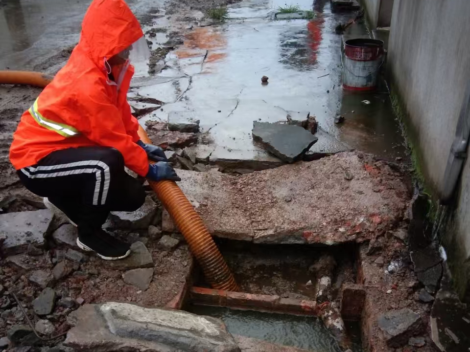 石岐区街道专业清理污水池 炜誉市政以规范流程守护城市 “肠道”